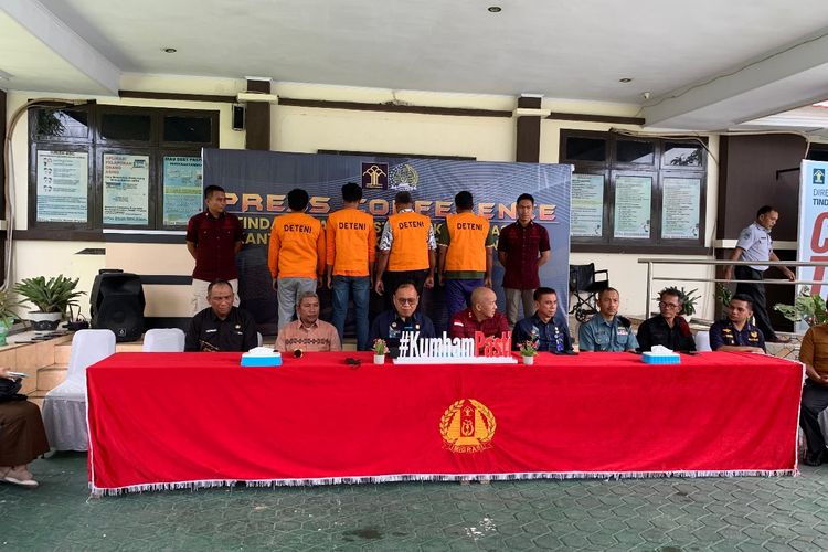 Konferensi pers deportasi terhadap empat warga negara asal Sri Lanka yang diduga menambang emas selama di Gorontalo, di Ruang Detensi Kantor Imigrasi Kelas I TPI Gorontalo, Kamis (14/3/2024).