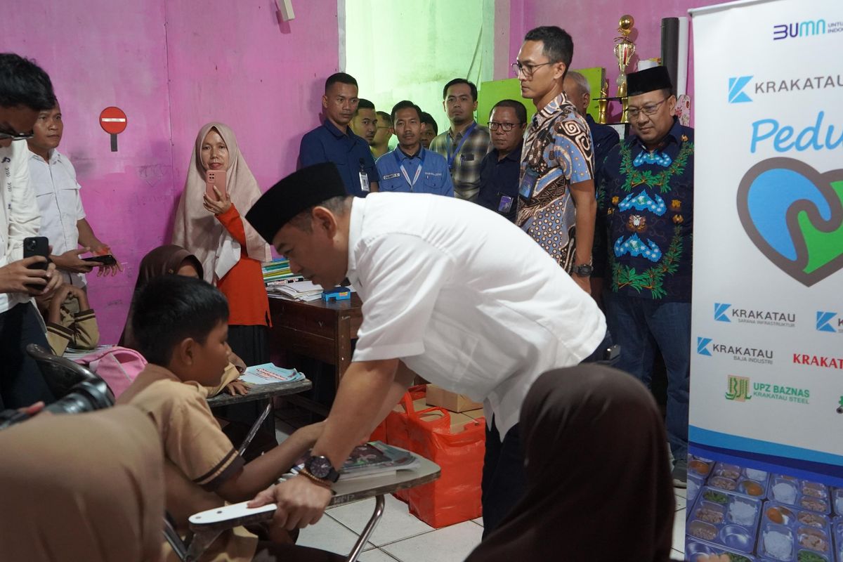 Krakatau Steel Bagikan Makanan Bergizi untuk Siswa Madrasah di Cilegon