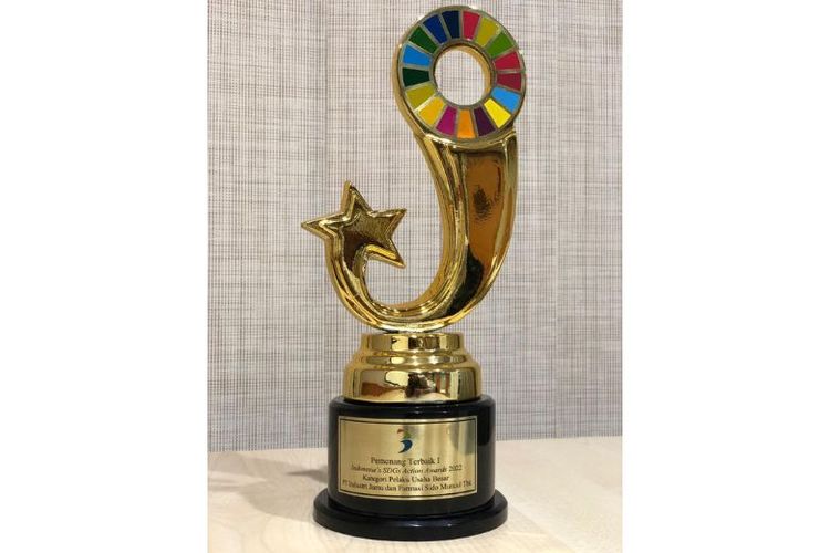 Piala SDGs Action Award 2022 dari Kementerian PPN/Bappenas Suharso Monoarfa. (DOK. Sido Muncul).