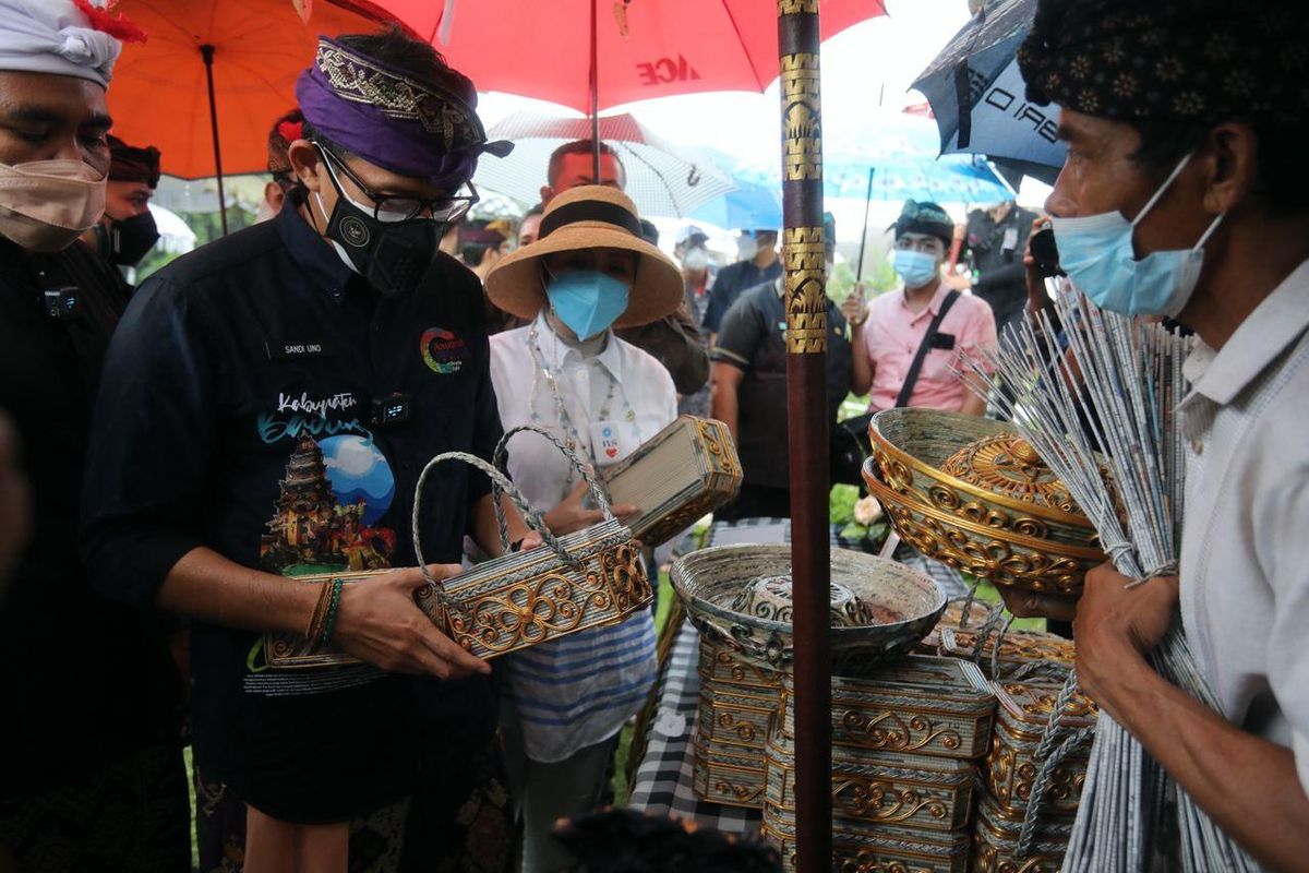 Menteri Pariwisata dan Ekonomi Kreatif Sandiaga Uno saat mengunjungi Desa Wisata Carangsari di Kabupaten Badung, Bali, pada Sabtu (25/9/2021).