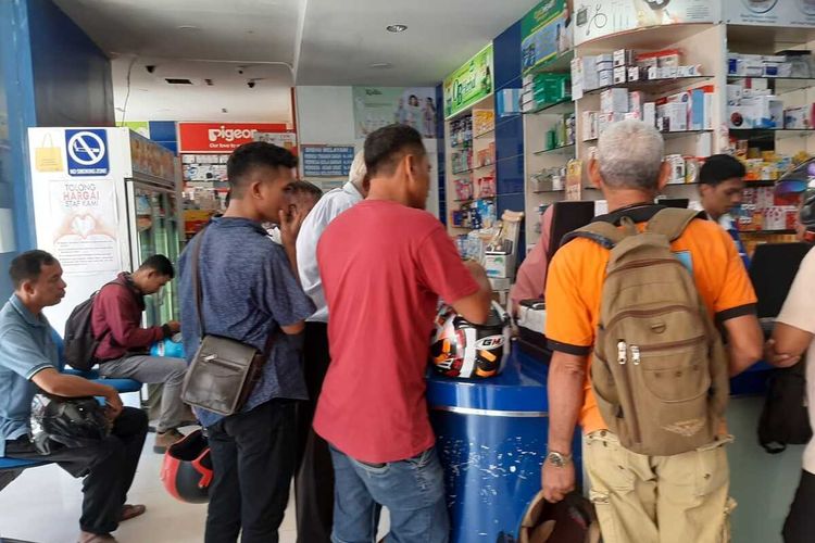 Sejumlah warga mengantre di Apotek Gidion Farma Ambon untuk membeli obat dan juga masker, Rabu (4/3/2020)