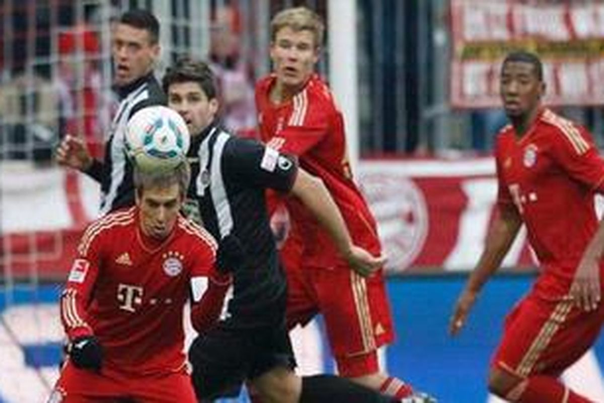 Bek Bayern Muenchen, Philipp Lahm (depan).