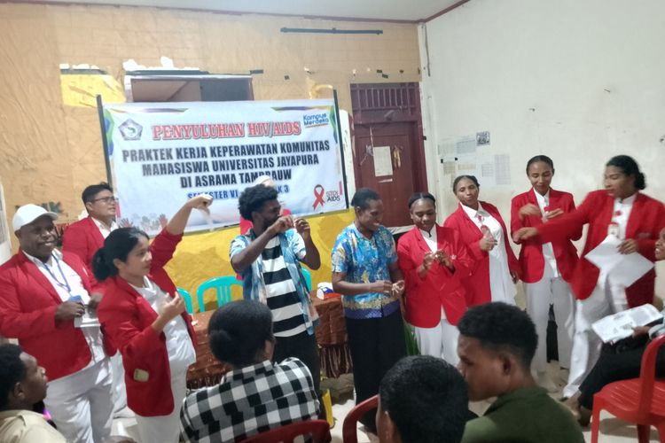 Ketika Mahasiswa Keperawatan Universitas Jayapura Praktek Cara Cegah Penularan HIV-AIDS Melalui Penggunaan Kondom