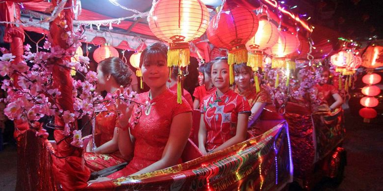 Kemeriahan pawai lampion dalam rangkaian puncak perayaan Imlek dan Cap Go Meh 2569 di Kota Singkawang, Kalimantan Barat (28/2/2018). Ribuan masyarakat dan wisatawan tumpah ruah menyaksikan perhelatan akbar tahunan di Kota Singkawang itu.