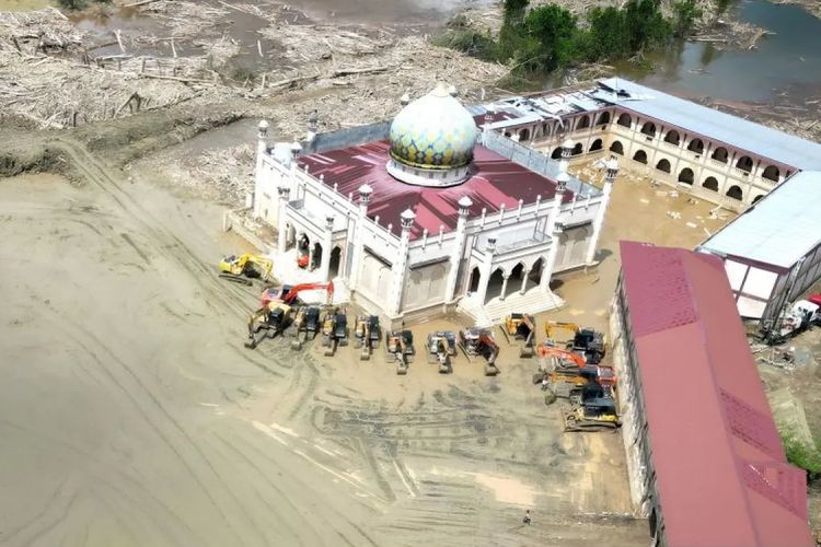 Pasca banjir bandang Aceh Tamiang, Ponpes Darul Mukhlisin kini bersih dari tumpukan kayu. Walau begitu, proses pemulihan berlanjut.