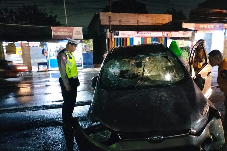 Mobil Ford Ecosport yang dirusak massa sebab salah sangka dugaan pelaku tabrak lari di daerah Rangkapan Jaya Baru, Pancoran Mas, Depok, Sabtu (16/3/2024).