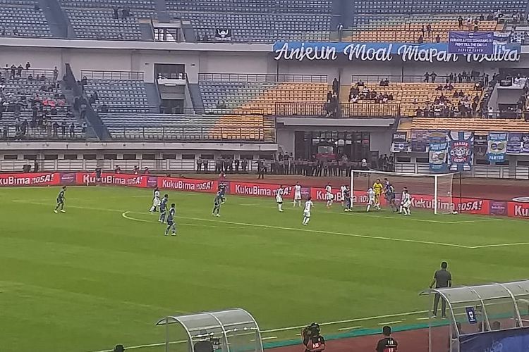 Laga pekan keempat Liga 1 2022-2023 antara Persib Bandung vs PSIS Semarang di Stadion Gelora Bandung Lautan Api, Bandung, Sabtu (13/8/2022) sore WIB.