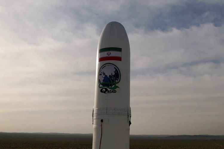Satelit militer pertama Iran bernama Noor diluncurkan oleh Garda Revolusi Iran di Semnan, Iran, 22 April 2020.