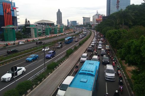 Saat Kendaraan Melaju Pelan, Jangan Ambil Lajur Kanan