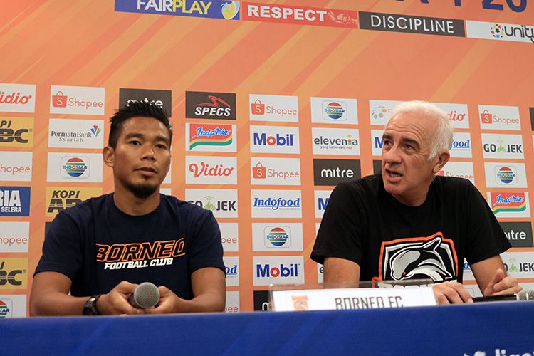 Pelatih Borneo FC Mario Gomez (kanan), dan pemainnya Wildansyah (kiri) dalam konferensi pers sebelum laga melawan Persib Bandung.