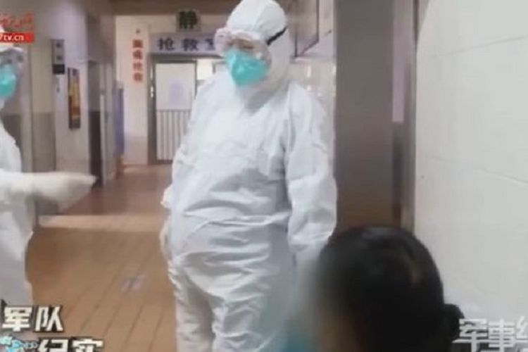 Potongan video yang dirilis media pemerintah China, CCTV, menunjukkan Zhao Yu. Seorang perawat yang sedang hamil 9 bulan merawat pasien virus corona di rumah sakit militer Wuhan. Video tersebut tak pelak menimbulkan kemarahan publik.