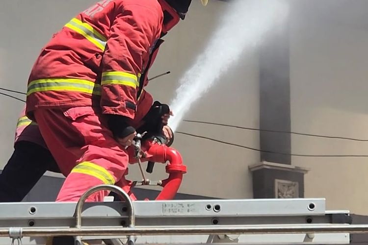 Petugas pemadam kebakaran saat berupaya memadamkan api dalam peristiwa kebakaran di lantai dua gedung logistik Badan Penanggulangan Bencana Daerah (BPBD) Bali di Jalan DI Panjaitan, Kelurahan Renon, Kecamatan Denpasar Selatan, Kota Denpasar, Bali,  pada Rabu (26/6/2024). /Dok. Humas Pemprov Bali