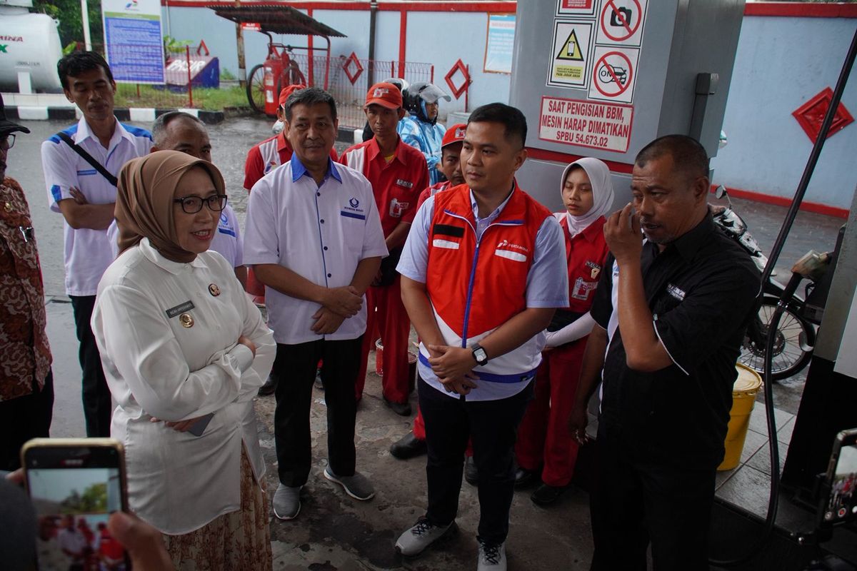 Bupati Lumajang Indah Amperawati sidak SPBU di Kecamatan Kedungjajang, Jumat (31/10/2025)