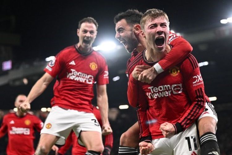 Striker Manchester United, Rasmus Hojlund (kanan), berselebrasi bersama Bruno Fernandes dan Jonny Evans usai mencetak gol ke gawang Aston Villa pada pertandingan Liga Inggris 2023-2024 di Stadion Old Trafford, 26 Desember 2023.