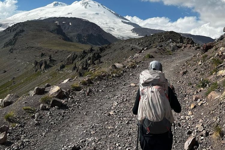 Pendaki asal Indonesia, Khansa Shalaa, dalam perjalanan menuju puncak Gunung Elbrus untuk mengibarkan bendera Merah Putih sebagai upaya memperingati HUT Ke-77 RI.