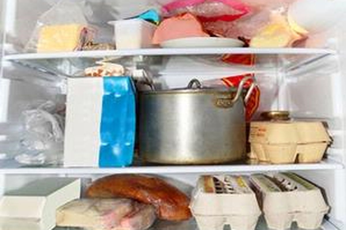 Hindari mengisi penuh lemari es, karena dapat mengganggu sirkulasi udara dingin.