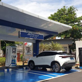 Ilustrasi kendaraan listrik milik insan PLN tengah mengisi daya di salah satu kantor unit PLN.
