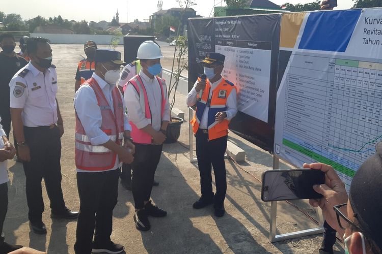 Menteri Perhubungan Budi Karya Sumadi didampingi Wali Kota Solo Gibran Rakabuming saat meninjau revitalisasi Terminal Tipe A Tirtonadi Solo, Jawa Tengah, Sabtu (28/8/2021).
