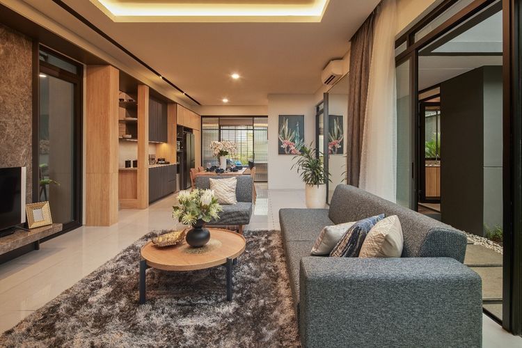 Interior ruang keluarga Anggapati Residence ditata secara apik dengan konsep modern nan elegan.