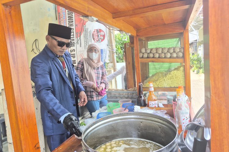 PKL Pakai Kostum Pejabat dan Anime, Strategi Gaet Pelanggan Luar Daerah