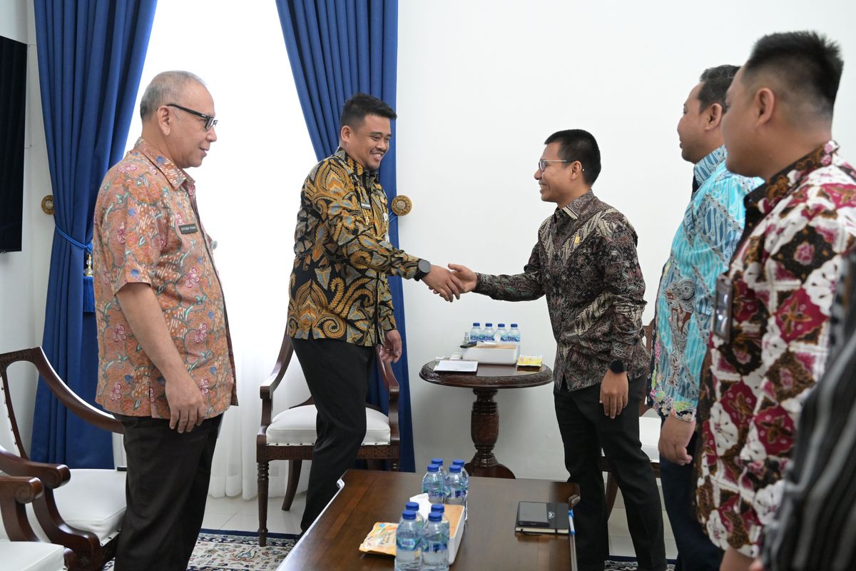 Gubernur Sumatera Utara (Sumut) Bobby Afif Nasution, menerima kunjungan General Manager PLN Unit Induk Distribusi Sumut Ahmad Syauki di Rumah Dinas Gubernur, Jalan Jenderal Sudirman Nomor 41 Medan, Kamis (21/8/2025).