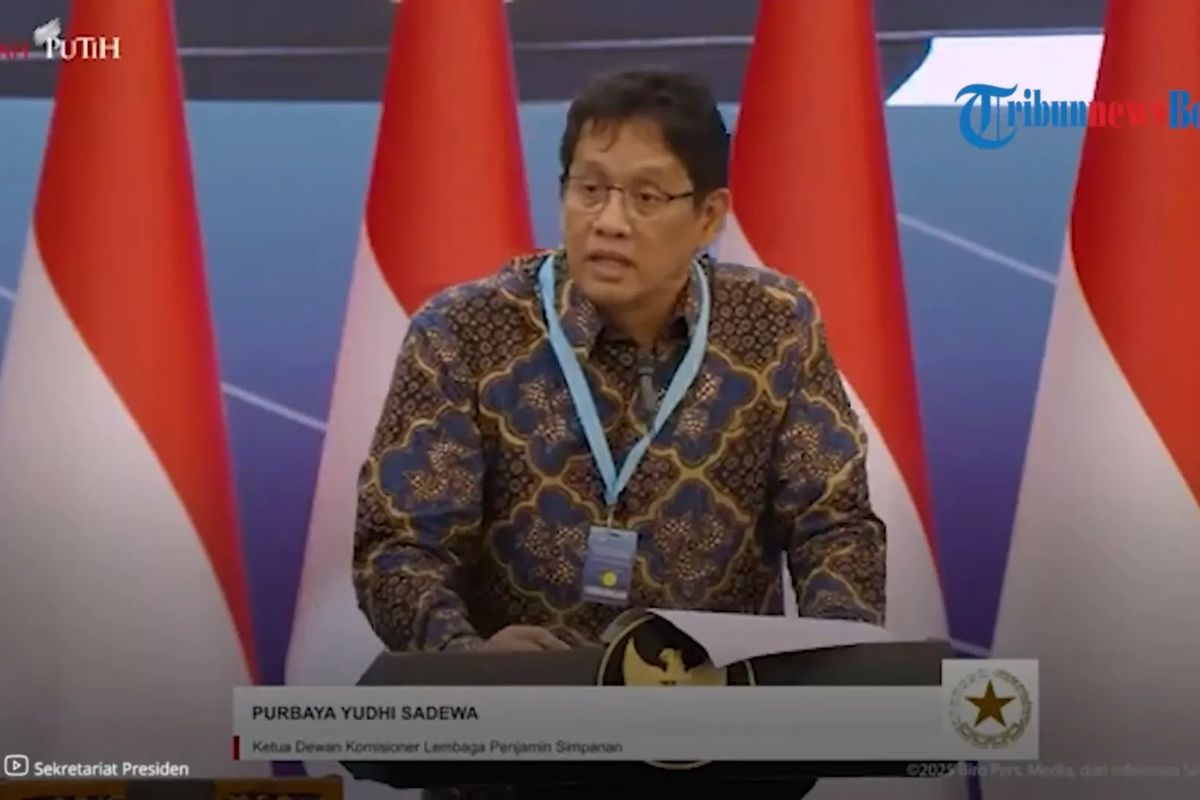 Tangkapan layar Menteri Keuangan Purbaya Yudhi Sadewa dengan batik motif kombinasi ganggong dan teruntum.