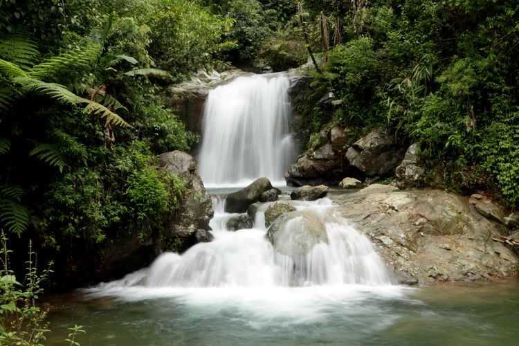 Suasana di Curug Hordeng di Kampung Cibereum, Desa Cibadak, Kecamatan Sukamakmur, Kabupaten Bogor, Jawa Barat, Selasa (27/10/2020). Di kawasan ini pengunjung bisa menikmati wisata curug dan trekking menuju 3 destinasi curug yaitu curug cibuliar, curug kembar dan curug hordeng.