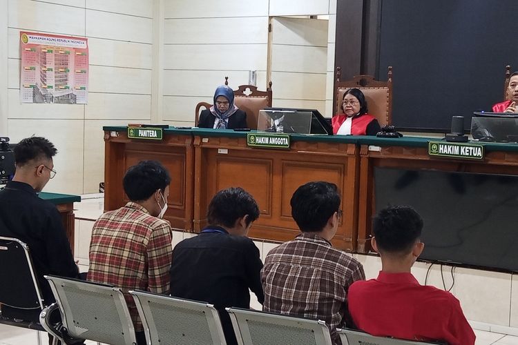 5 mahasiswa terdakwa aksi May Day Semarang, Jawa Tengah ikuti sidang di Pengadilan Negeri Semarang, Senin (27/10/2025).
