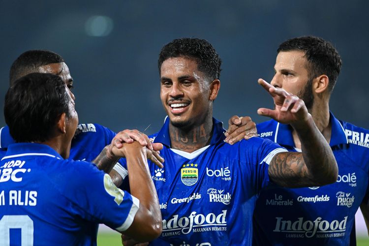 Selebrasi sempat dilakukan Ramon Tanque dan pemain Persib Bandung lainnya sebelum wasit membatalkan golnya ke gawang Persis Solo pada laga pekan ke-10 Super League 2025-2026, Senin (27/10/2025) di Gelora Bandung Lautan Api (GBLA).