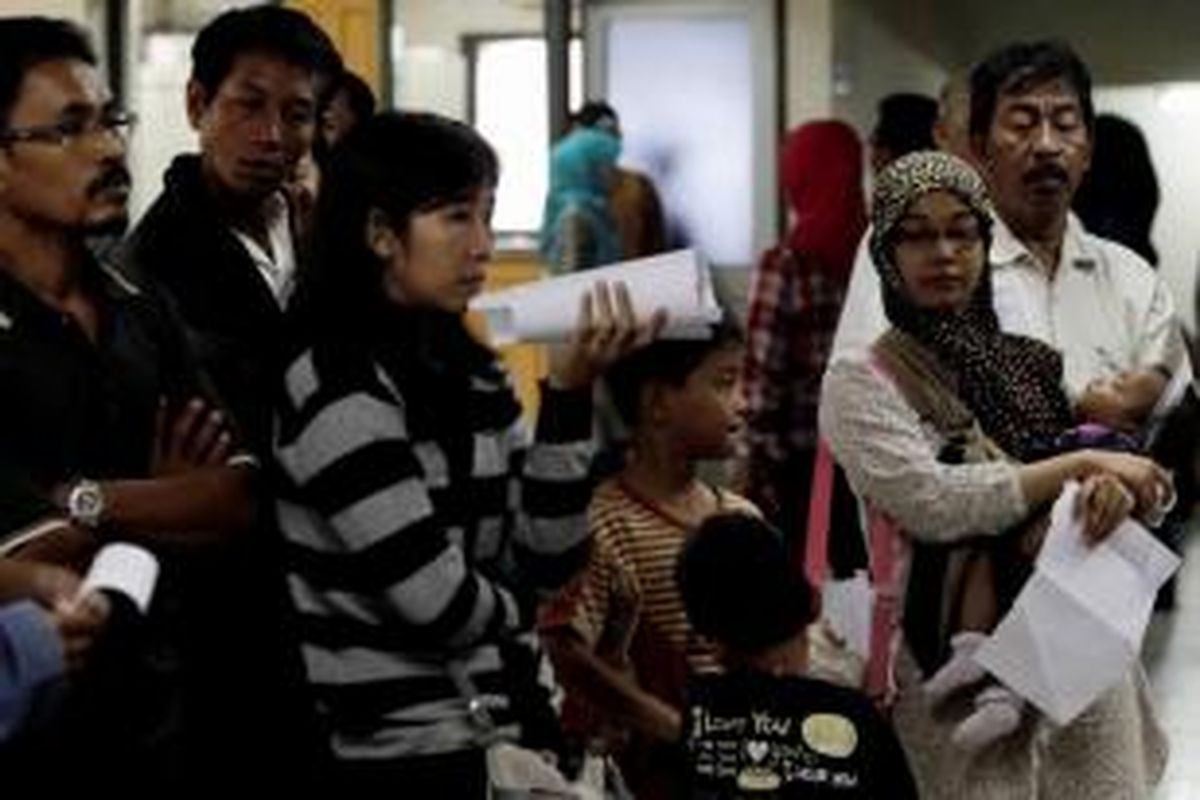 Calon pasien menunggu giliran untuk berobat di Rumah Sakit Umum Daerah (RSUD) Pasar Rebo, Jakarta Timur, Kamis (23/5/2013). Setiap harinya RSUD melayani peserta program Kartu Jakarta Sehat (KJS) sekitar 300 hinga 400 pasien rawat jalan dan 20 pasien rawat inap.