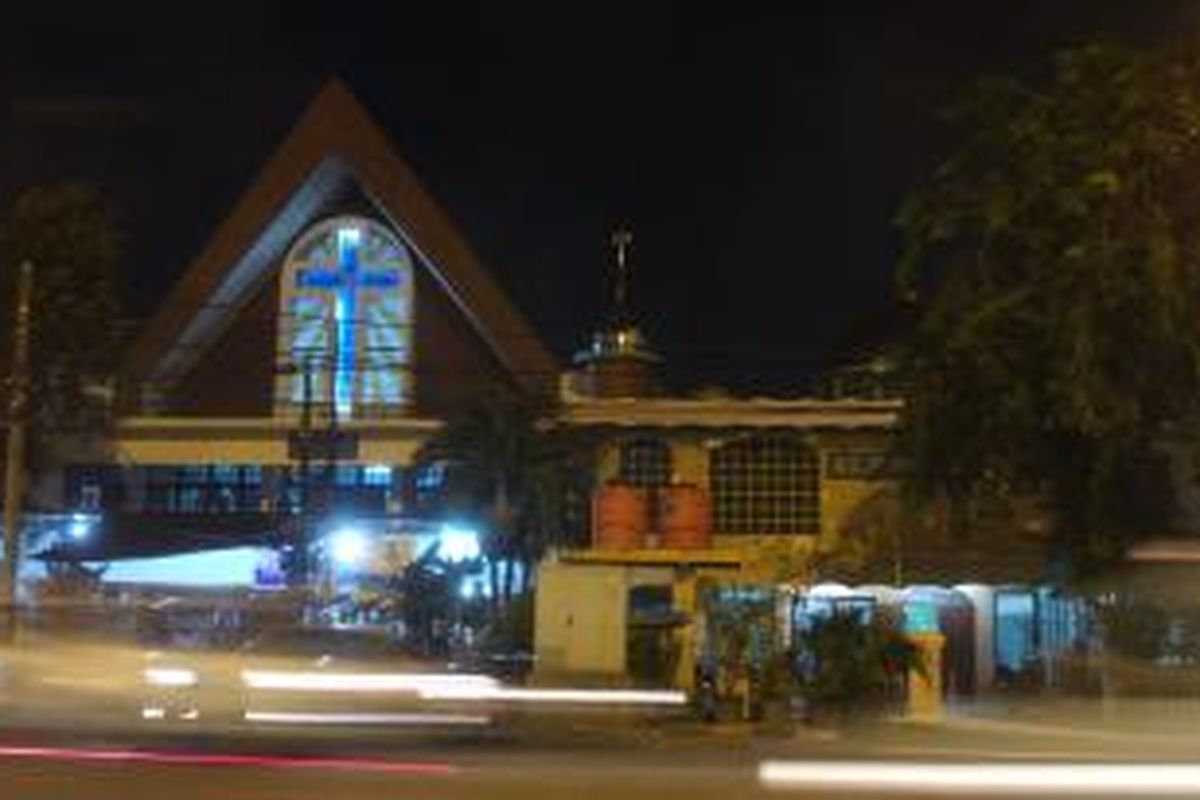 Situasi di Gereja Protestan Mahanaim dan Masjid Al-Muqarrabin usai digelarnya kebaktian malam natal pada Kamis (24/12/2015). Gereja Protestan Mahanaim dan Masjid Al-Muqarrabin adalah dua tempat ibadah di Jalan Enggano, Tanjung Priok, Jakarta Utara yang saling bersebelahan sejak tahun 1959.