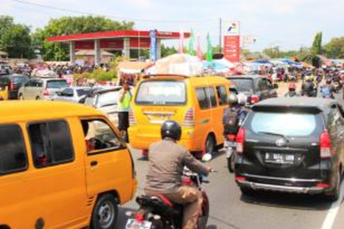 Kemacetan di jalur utama Pantura, Cirebon, Jawa Barat, juga disebabkan antrean kendaraan yang melakukan pengisian Bahan Bakar Minyak (BBM) di Stasiun Pengisian Bahan Bakar Umum (SPBU).