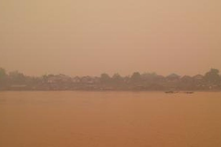 Suasana kabut asap di sekitar pelabuhan Rambang, tepian sungai Kahayan, Palangkaraya, Kalimantan Tengah (27/10/2015)