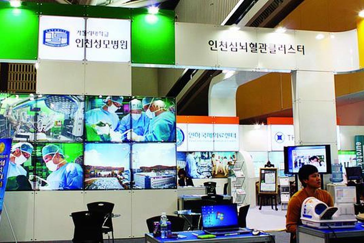 Sejumlah rumah sakit tampak menjadi peserta pameran Incheon Tour and Leisure Sport Fair 2012 di Incheon, Korea Selatan, beberapa waktu lalu. Rata-rata rumah sakit di Korea Selatan menawarkan jasa layanan operasi plastik yang banyak diminati oleh kalangan muda Korea.