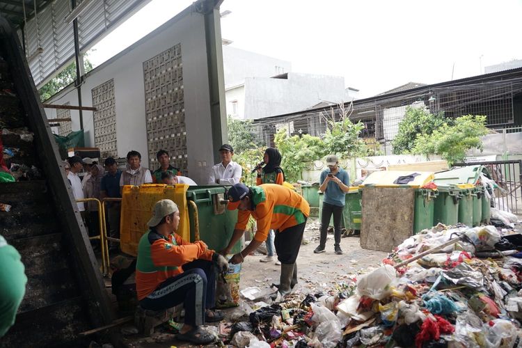 KLH mengecek bank sampah di Jakarta Utara. 
