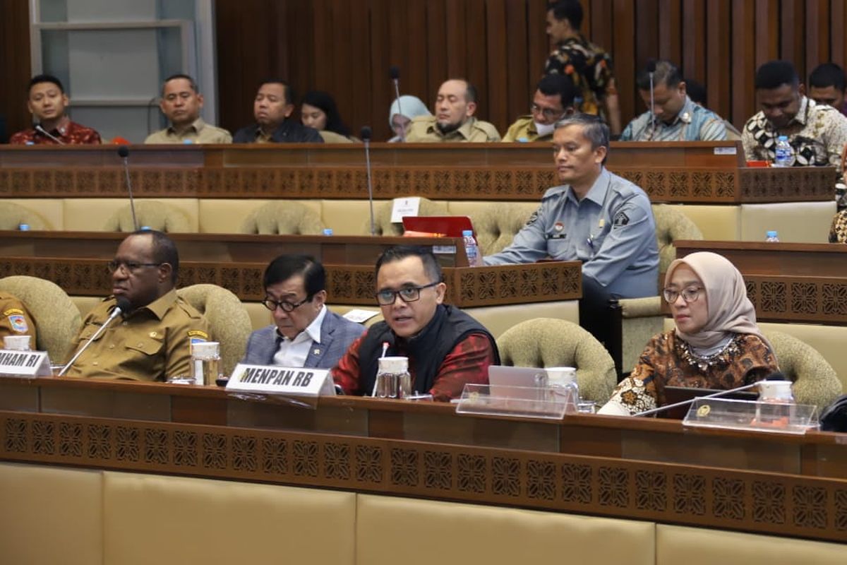 Menteri PANRB Abdullah Azwar Anas didampingi Menteri Hukum dan HAM Yassona Laoly saat membahas RUU ASN ke tingkat I bersama Komisi II DPR RI, Jakarta, Selasa (26/9/2023).