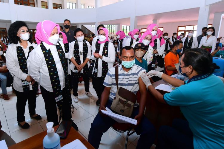 Foto : Ibu Negara, Iriana Joko Widodo bersama sejumlah anggota Organisasi Aksi Solidaritas Era Kabinet Indonesia Maju (OASE KIM) meninjau kegiatan vaksinasi Covid-19 bagi masyarakat, di Kantor Bupati Manggarai Barat, Provinsi Nusa Tenggara Timur, pada Rabu (28/9/2022).