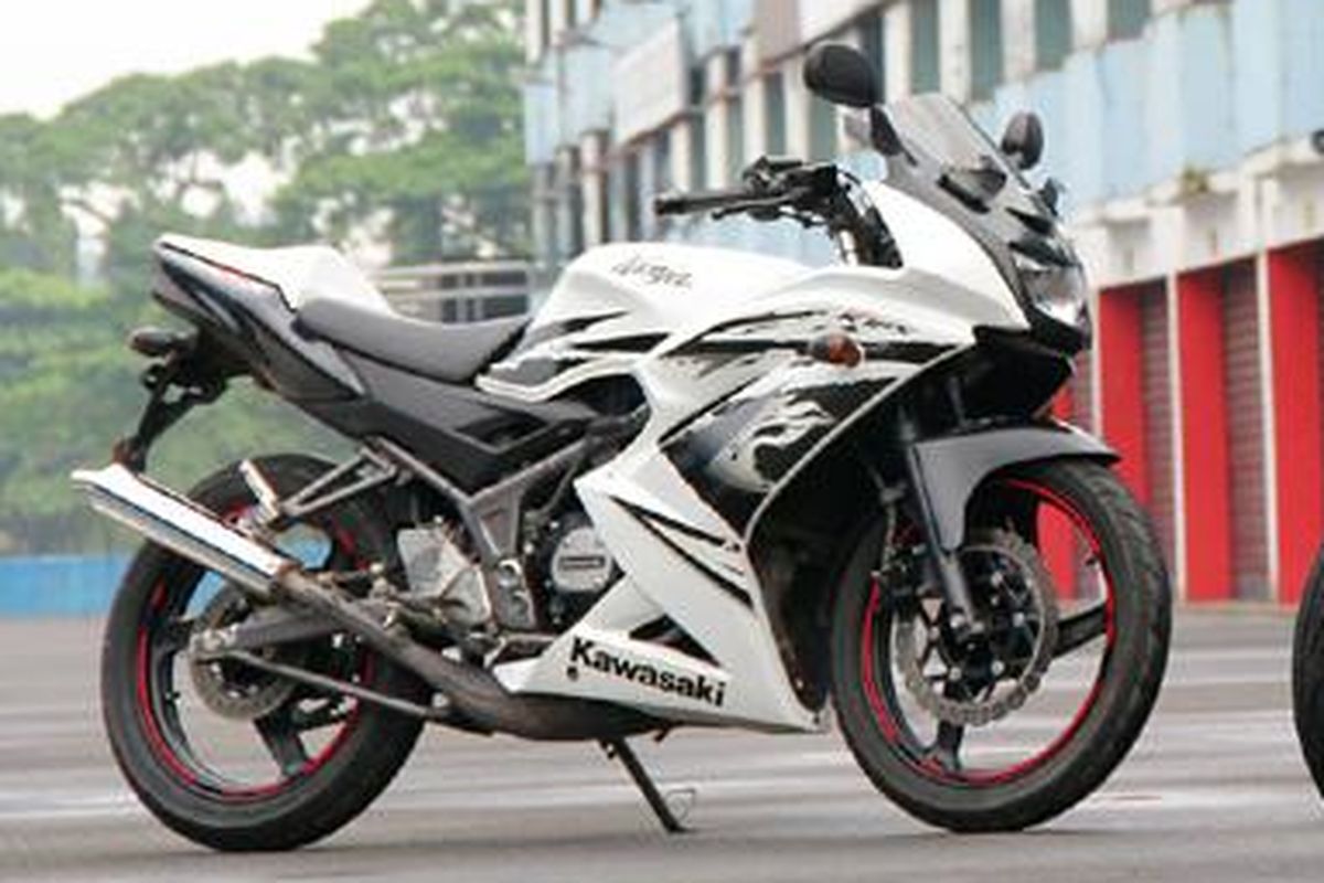 Kawasaki Ninja RR Mono (kanan) VS Ninja 150 RR.