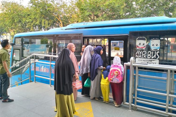 Ilustrasi transportasi umum Trans Metro Pasundan. 