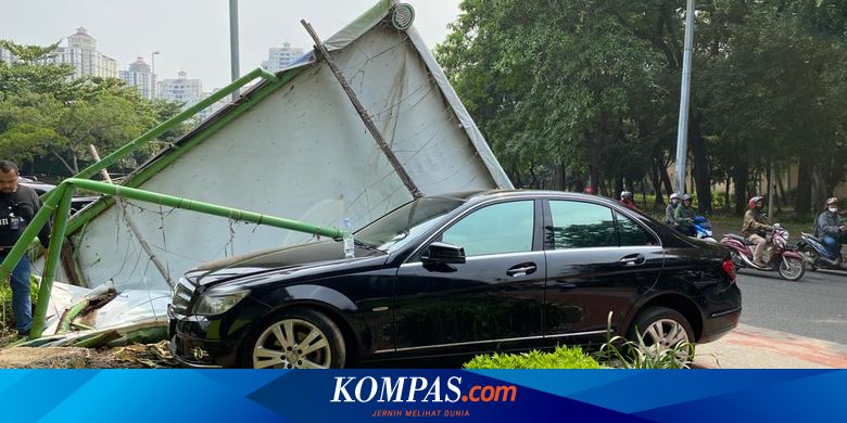 Mercedes-Benz Tabrak Baliho hingga Ambruk di Sunter, Diduga Pengemudi Mengantuk - Vimarsana News