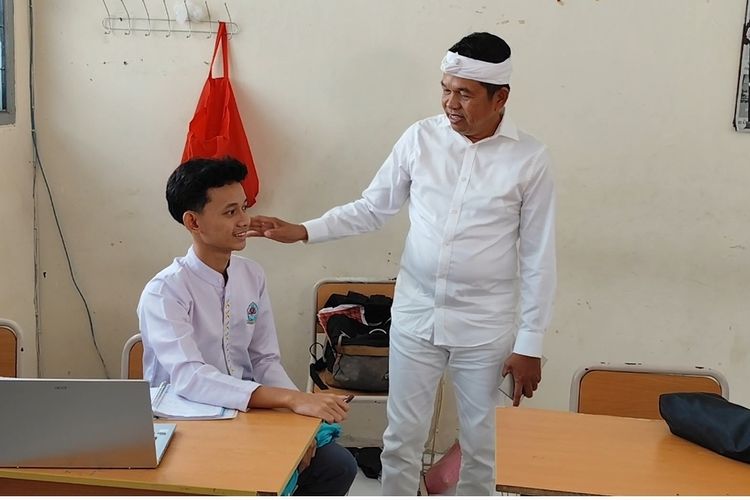 Dedi Mulyadi Gubernur Jawa Barat Terpilih menemui siswa siswi dan guru SMAN 7 Kota Cirebon pada Jumat (7/2/2025) siang. Dedi Mulyadi memberikan bantuan dukungan untuk tim operator sambil meminta kementerian membuka kembali portal kanal PDSS