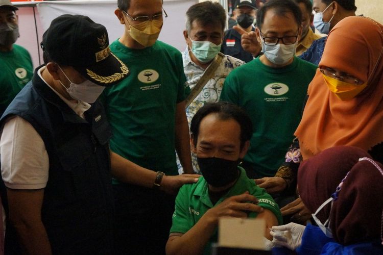 Wali Kota Bandung Oded M Danial saat meninjau vaksinasi di Kota Bandung, Sabtu (2/10/2021).