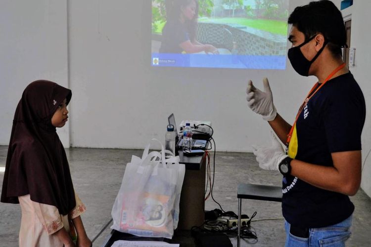 YHM mengedukasi anak-anak dan orangtua dari komunitas terpinggirkan di Jurangmangu, Tangerang Selatan pada hari Rabu, 22 April 2020.