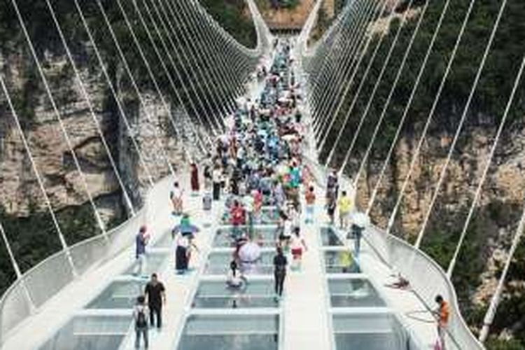 China resmikan jembatan kaca terpanjang dan tertinggi di dunia.