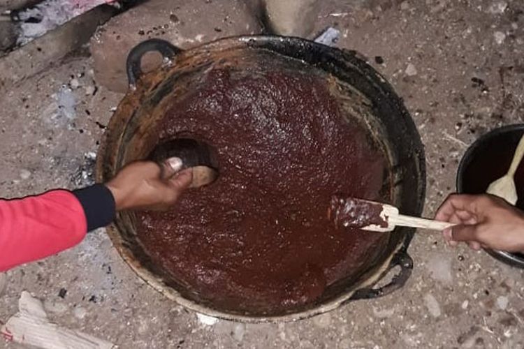 Kokor Gola merupakan tradisi orang Kolang mengolah air enau menjadi gula merah. Ini merupakan salah satu ikon pariwisata di Kecamatan Kuwus, Kuwus Barat, Pacar dan Macang Pacar, Ndoso, Kabupaten Manggarai Barat, Nusa Tenggara Timur.