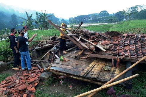 Detik-detik Ambruknya Saung Saat Hujan Lebat, 2 Petani Berteduh Malah Tewas Tertimpa