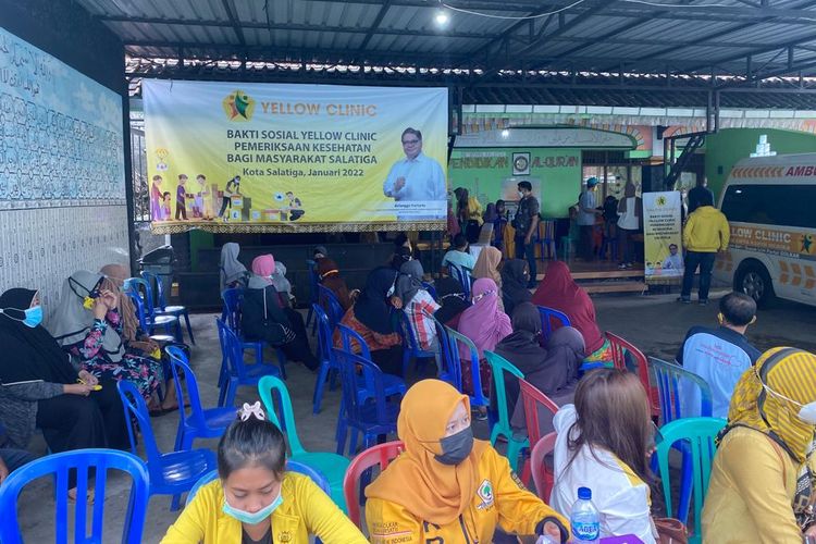 Partai Golkar menggelar aksi bakti sosial dan pengobatan gratis dalam acara Perayaan Natal Nasional Partai Golkar 2022 bagi masyarakat Kota Salatiga, Jawa Tengah, Jumat (28/1/2022). 