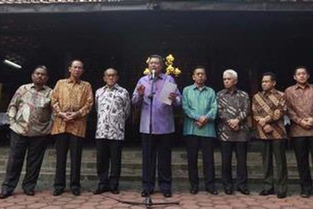 Presiden Susilo Bambang Yudhoyono (tengah) memberikan keterangan pers, didampingi Presiden Partai Keadilan Sejahtera (PKS) Luthfi Hasan Ishaq, Ketua Umum PPP Suryadharma Ali, Ketua Umum Partai Golkar, Aburizal Bakrie, Wakil Presiden Boediono, Ketua Umum PAN Hatta Radjasa, Ketua Umum PKB Muhaimin Iskandar, dan Ketua Umum Partai Demokrat Anas Urbaningrum (kiri ke kanan) di kediaman presiden di Puri Cikeas, Kabupaten Bogor, Jawa Barat, Kamis (13/10/2011). Presiden mengundang semua pemimpin parpol koalisi ke Cikeas untuk membahas tentang reshuffle atau perombakan kabinet. 