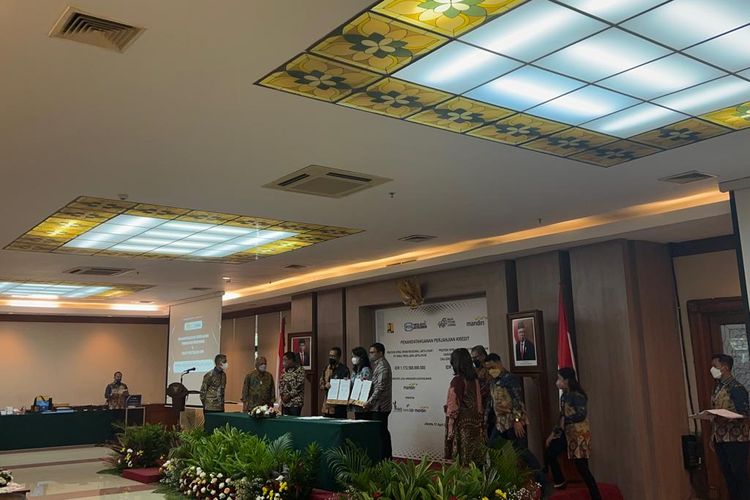 Penandatangan perjanjian kerja sama antara PT Bank Mandiri (Persero) Tbk dengan dua Badan Usaha Pelaksana(BUP) PT Wika Tirta Jaya Jatiluhur dan PT Baja Titian Utama di Jakarta, Jumat (1/4/2022).