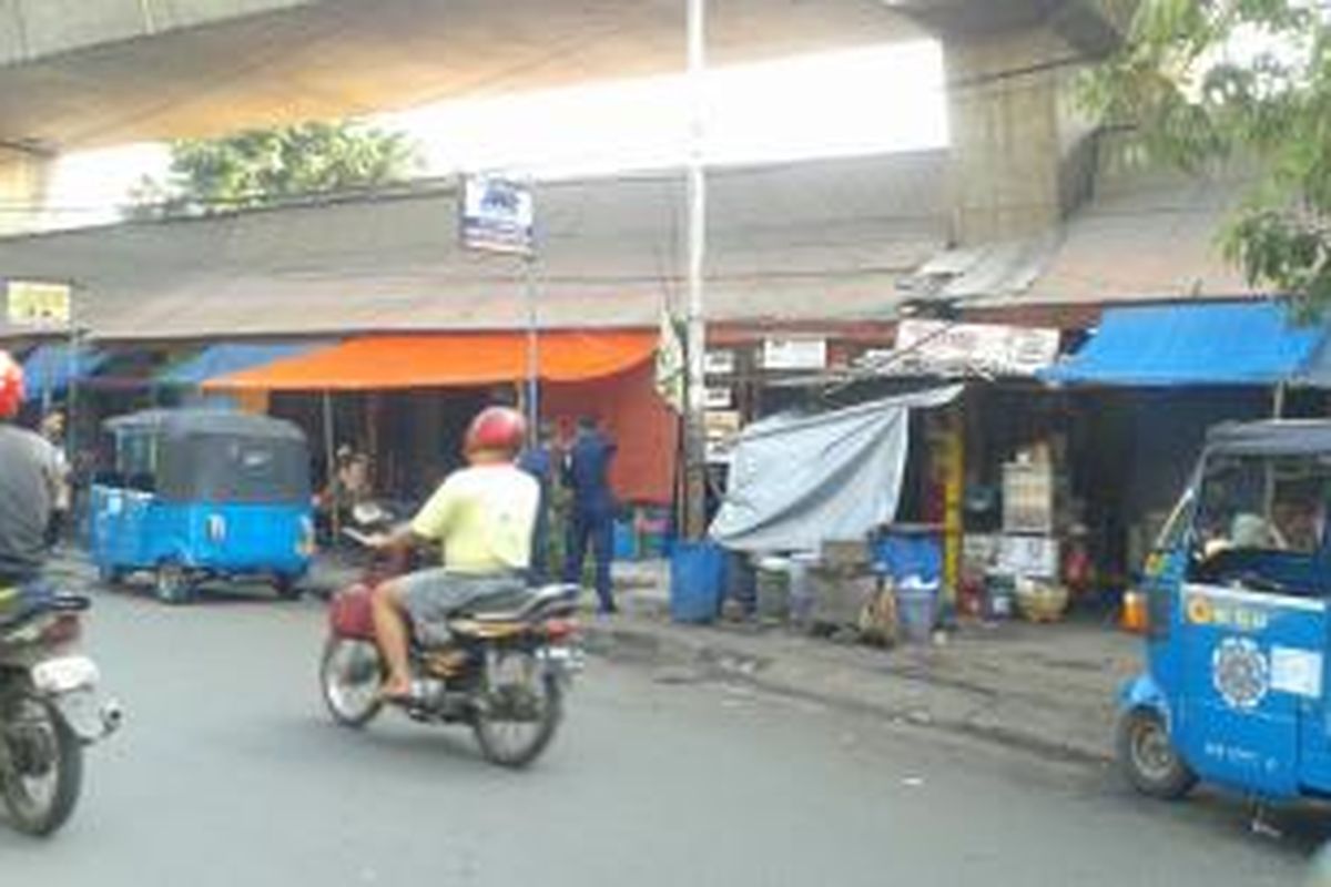 Toko-toko penyedia onderdil atau suku cadang atau sparepart berdiri di bawah jalan layang kereta api di Karanganyar, Sawah Besar, Jakarta Pusat.